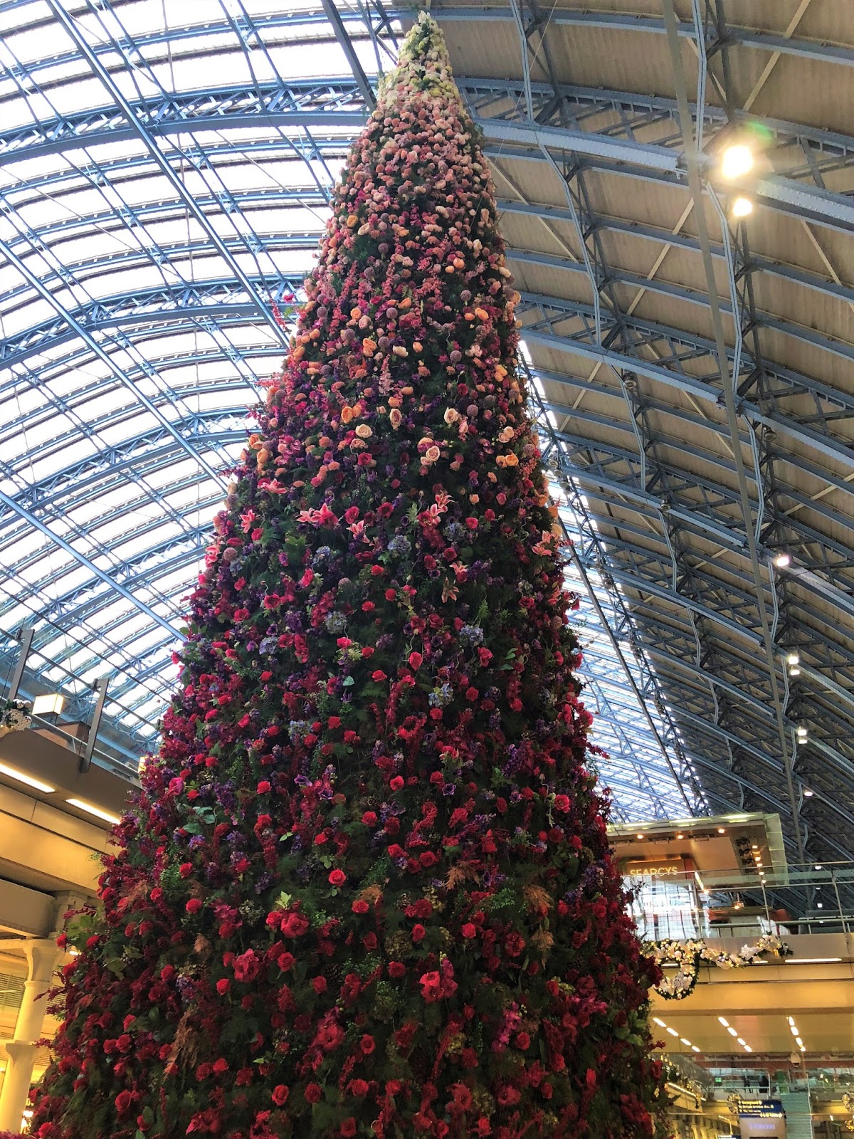 Floral Christmas tree in St Pancras 