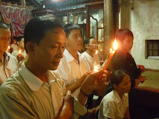 Từ quê hương sinh viên Antôn Chu Mạnh Sơn: Nến cháy như những tấm lòng giáo dân