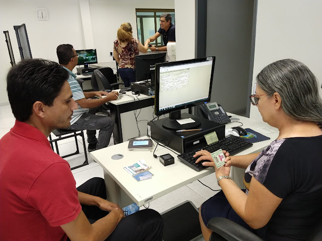 Eleitores sendo atendido no extinto Posto de Atendimento ao Eleitor de Panelas, localizado no Fórum de Justiça.