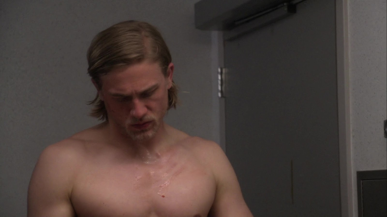 Charlie Hunnam shirtless in Sons Of Anarchy 1-01 "Pilot" .