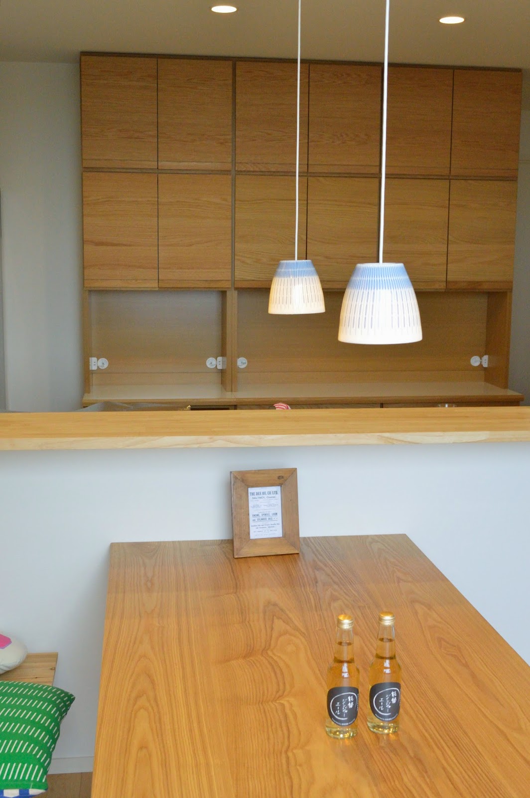 無垢材と一枚板にこだわった家具工房 神戸cachito furniture blog 天井までぴったりと収める オークのキッチンボード/食器棚
