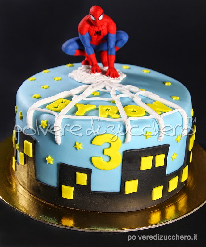 uomo ragno, spiderman, torta decorata, pasta di zucchero, cake topper, statuina, polvere di zucchero