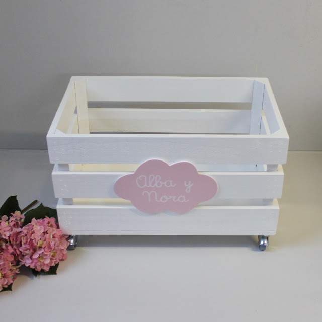 Juguetero de madera con ruedas, personalizado con nombre