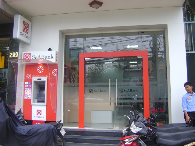 Làm cửa kính 12 ly cường lực có ốp viền đỏ bằng Alu