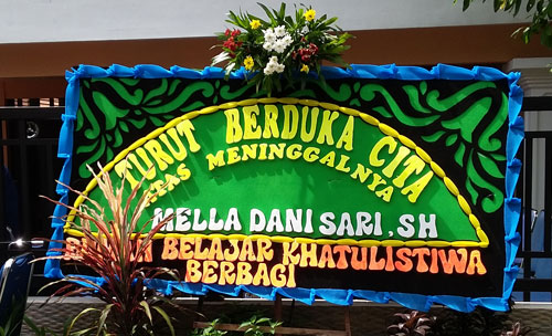 BUNGA : Bunga duka cita terpasang di rumah duka. Foto Asep Haryono. BUNGA : Bunga duka cita terpasang di rumah duka. Foto Asep Haryono.