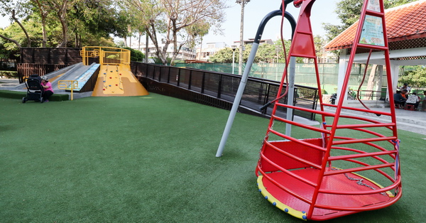 台中西屯三信公園設置無障礙溜滑梯、輪椅盪鞦韆，身障朋友也可玩