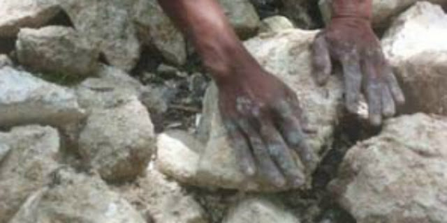 Kisah tentang Seorang Pekerja Tukang Batu yang Tangannya Dicium oleh Baginda Rasulullah SAW. Kisah tentang Seorang Pekerja Tukang Batu yang Tangannya Dicium oleh Baginda Rasulullah SAW.