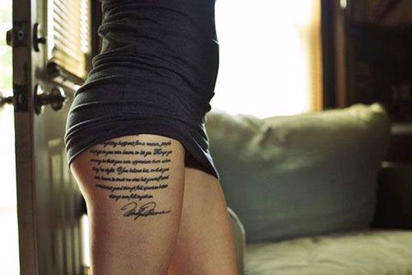 Precioso tatuaje de frases en la pierna de una mujer