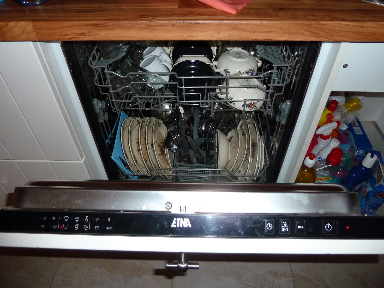 VERT-EL-SELS.: Van het (gootsteen)kastje naar de muur