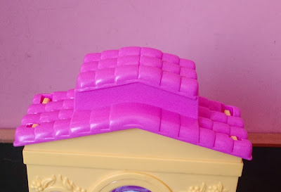 Brinquedo de plástico, casinha amarela da Dora, a aventureira - 8cm de comprimento 7cm de profundidade ; 22cm de altura - viacom -  R$ 25,00
