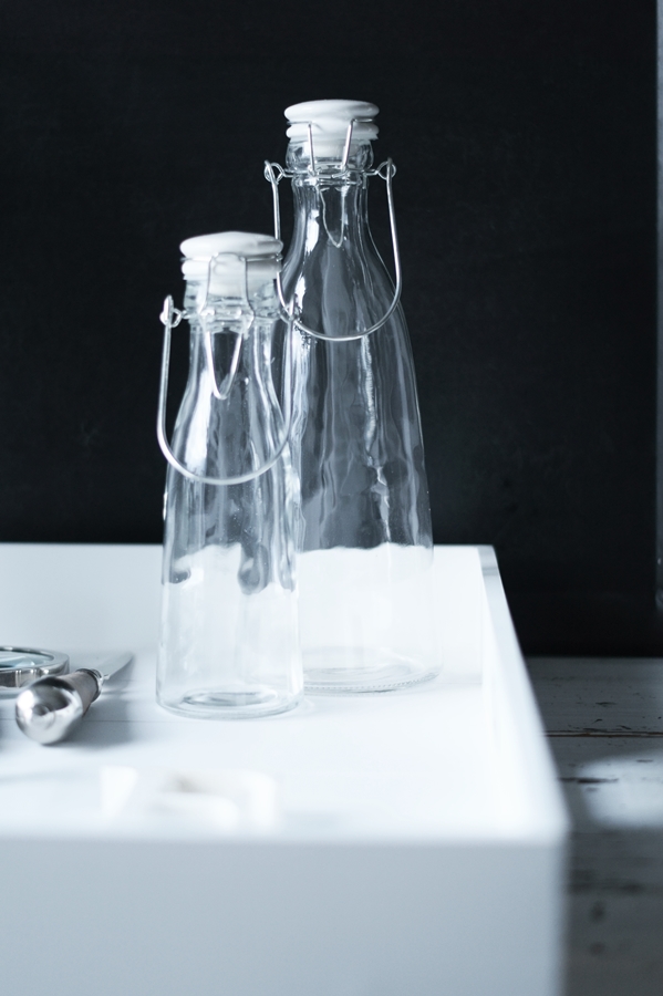 Blog + Fotografie by it's me! - Wohnen - Glasflaschen mit weißen Porzellandeckeln