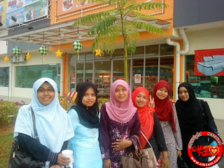 Gadis ayu posing depan KIP Mart
