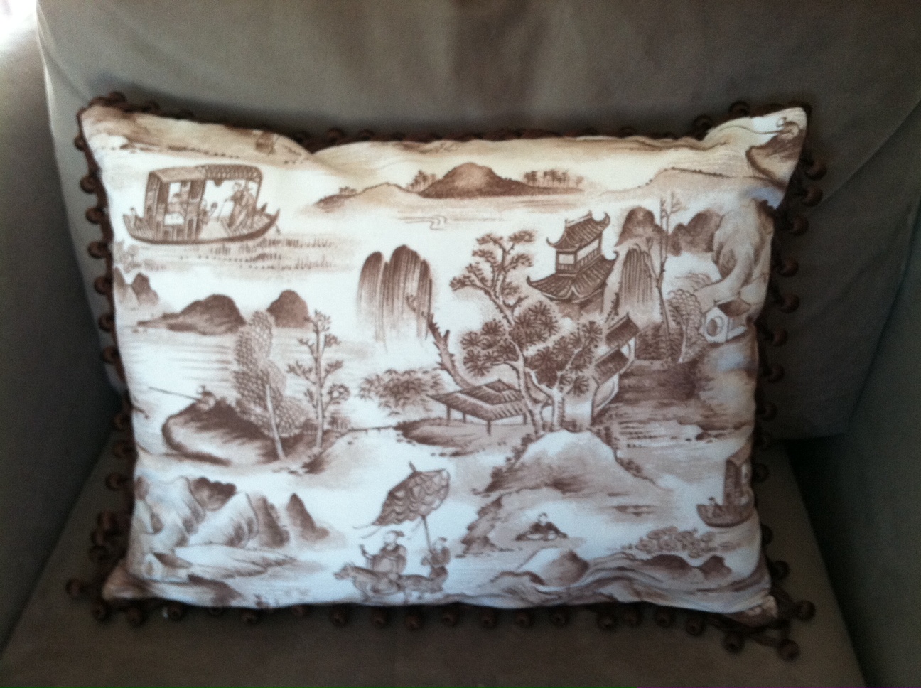 one half world Tutorial pillow with trim and a zipper