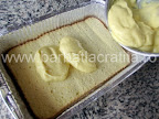 Prajitura cu vanilie preparare reteta - intindem crema pe prima jumatate a blatului