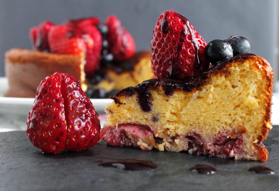 Receta Tarta de chocolate blanco con fresas y arándanos