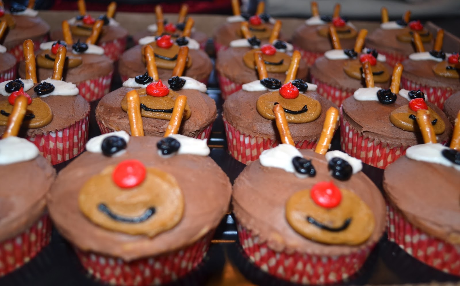 Christmas cups cakes designer sweet twenty treats holidays working few season days happy been Affordable Cakes by Tiffany: Christmas Cupcakes