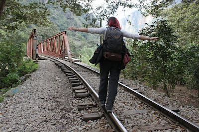 Viajera solidaria de camino al Machu Picchu, en Perú