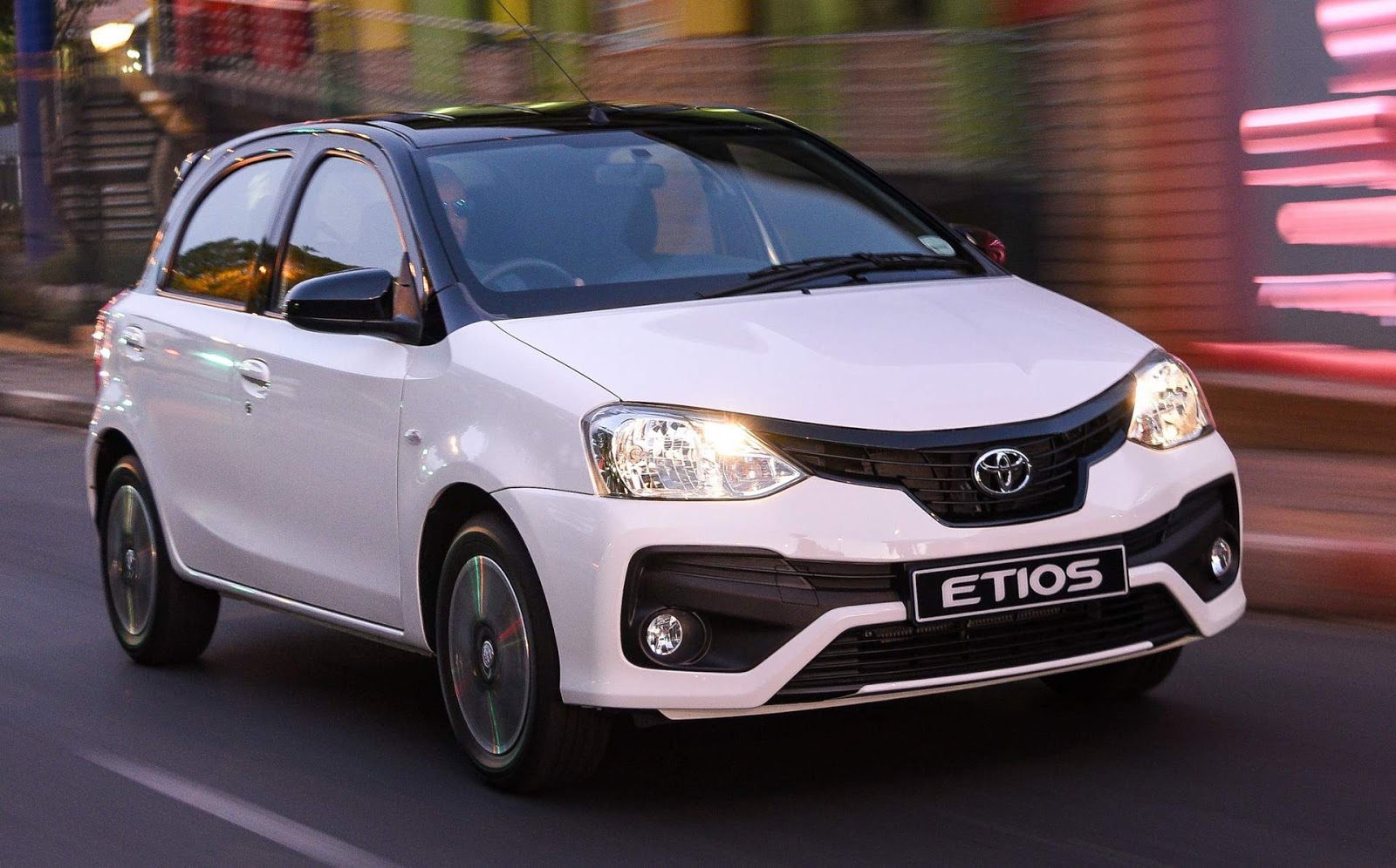 Toyota Etios Sport 2019 chega enfeitado na África do Sul