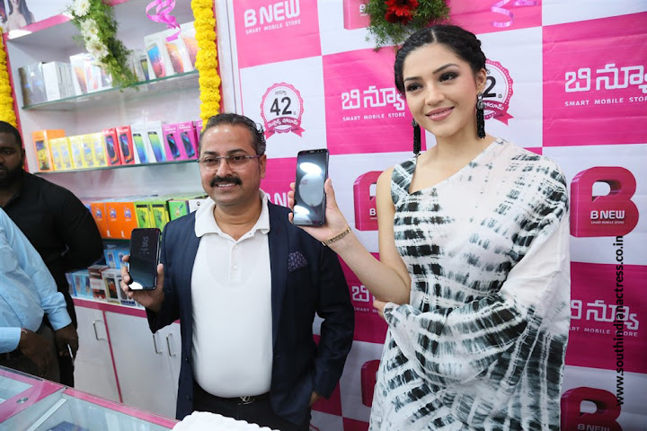 Mehreen Pirzada launches B New Mobile Store