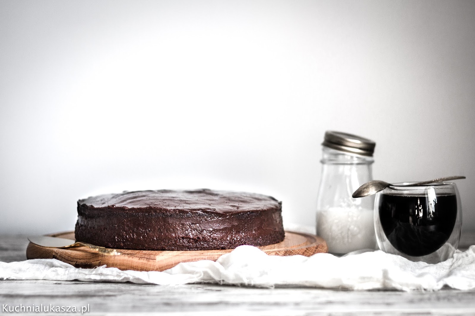 Wilgotne ciasto czekoladowe z kremem - przepis