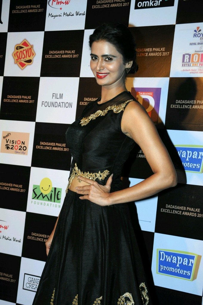 Meenakshi Dixit In Black Dress At Dadasaheb Phhalke Awards 2017