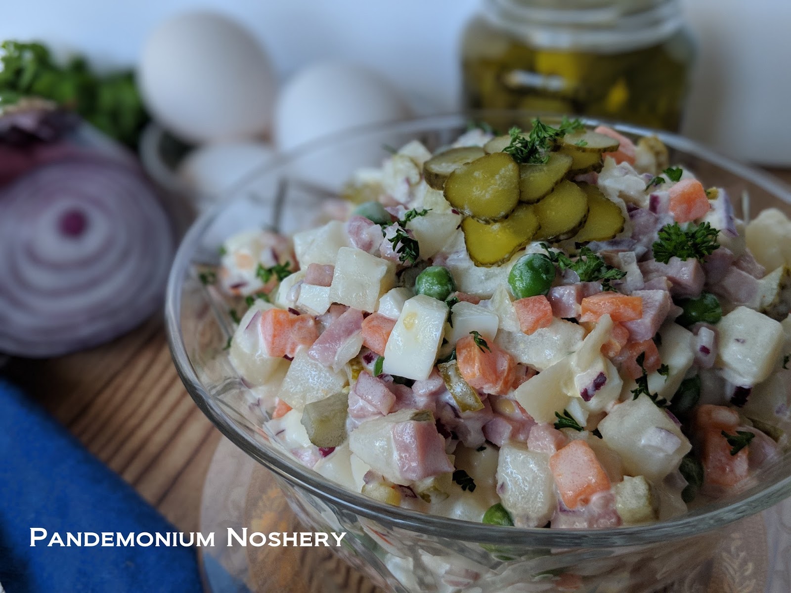 Заморозка оливье. Можно ли замораживать салат оливье в морозилке. Саморезка для овощей. Можно ли замораживать салат оливье в морозилке. Замороженная готовая еда.