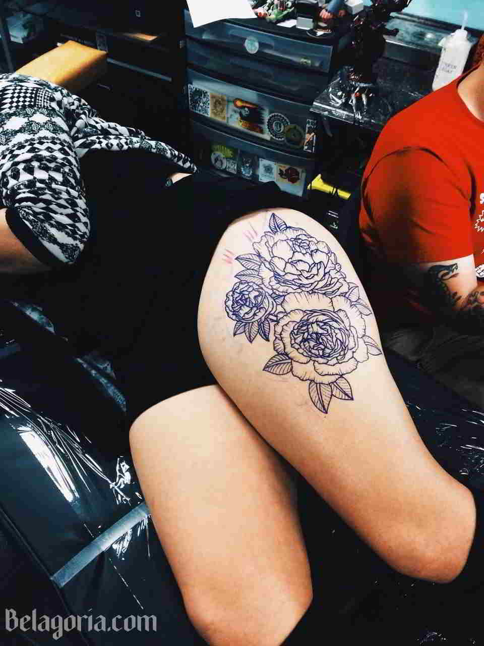 Foto de una mujer con un tatuaje de clavel