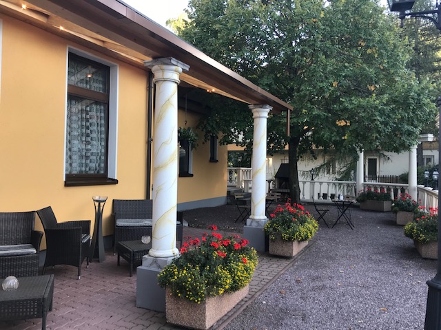 スイス、バートラガツのホテル　シュロス・ワーテンスタインの前庭
