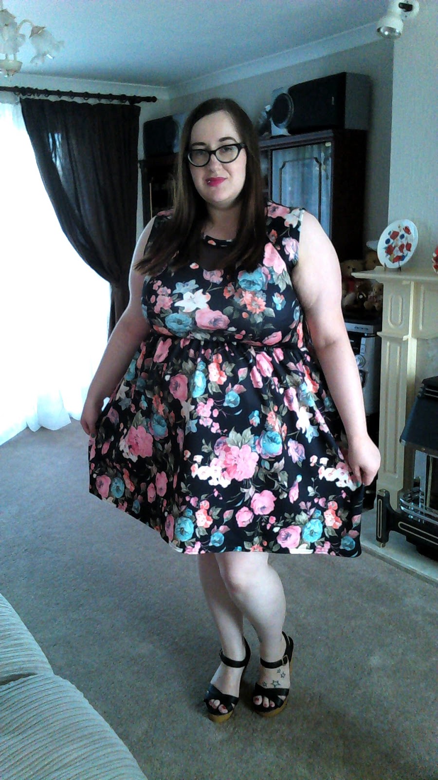fat plus size girl wearing a new look scuba floral dress with mesh detail