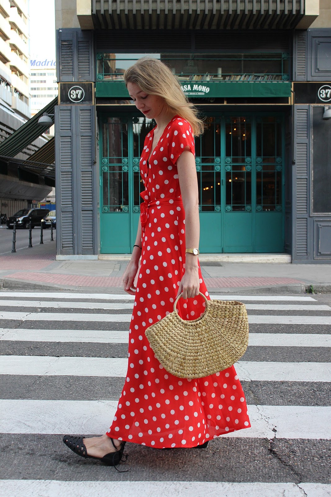 vestido rojo lunares bolso rafia zara street style look