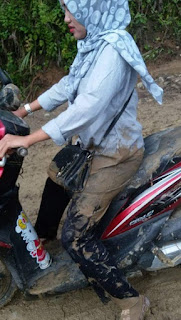 Menerjang Lumpur Demi Mendidik Calon Penerus Bangsa Menerjang Lumpur Demi Mendidik Calon Penerus Bangsa