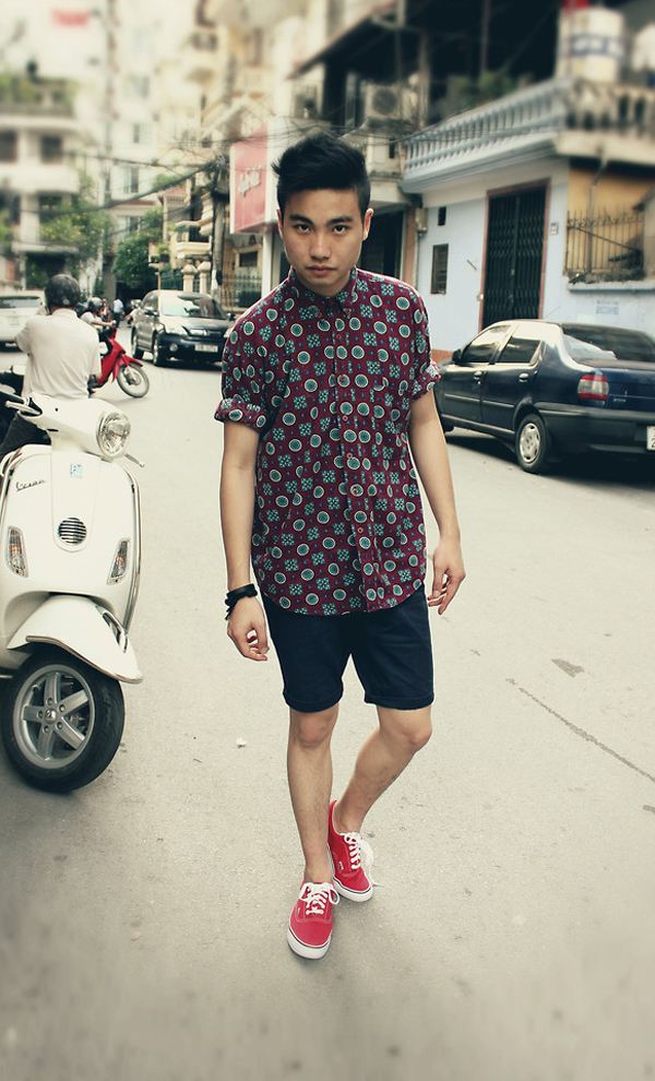 roupa com tenis vermelho