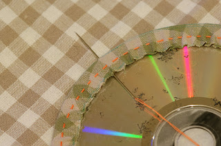 Подставки под горячее из ткани из старых CD-дисков