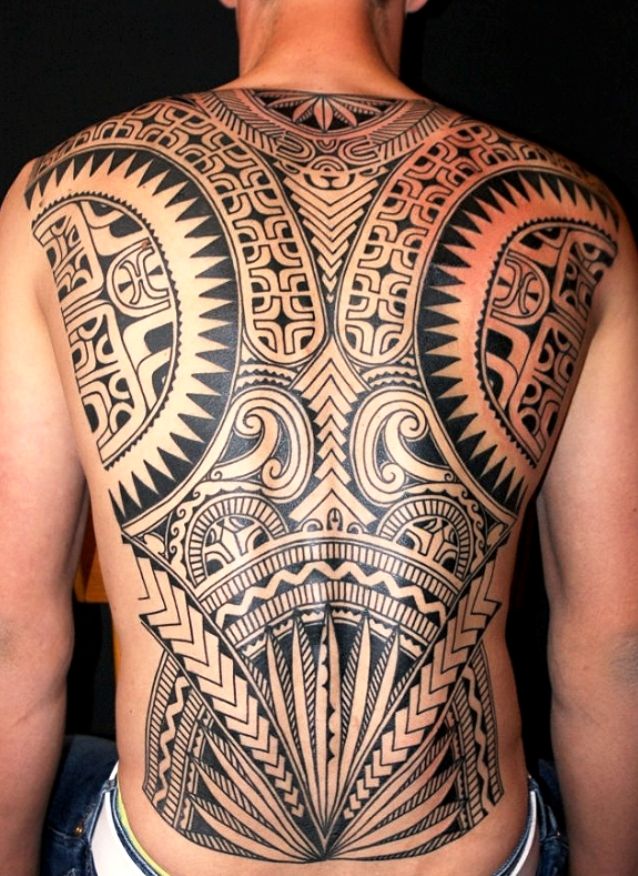 tatuaje maori en hombre, tatuaje tradicional polinesio para hombre