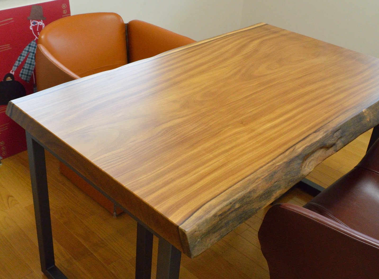 無垢材と一枚板にこだわった家具工房 神戸cachito furniture blog モダンにカッコよく、アサメラ一枚板のダイニングテーブル