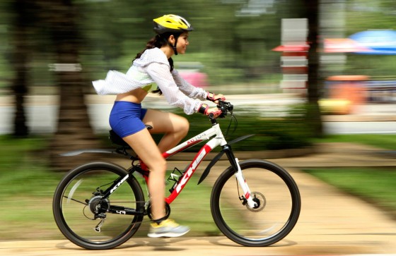 Đạp xe - bài tập giúp giảm cân đốt cháy năng lượng - Viên Giảm Cân A1 Slim
