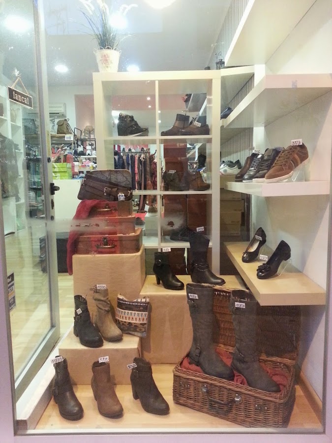 Vista general del escaparate de zapatos y complementos, pas a pas, maletas diy, escaparatismo