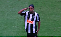 Ronaldinho melakukan tendangan bebas yang menghasilkan goal cantik