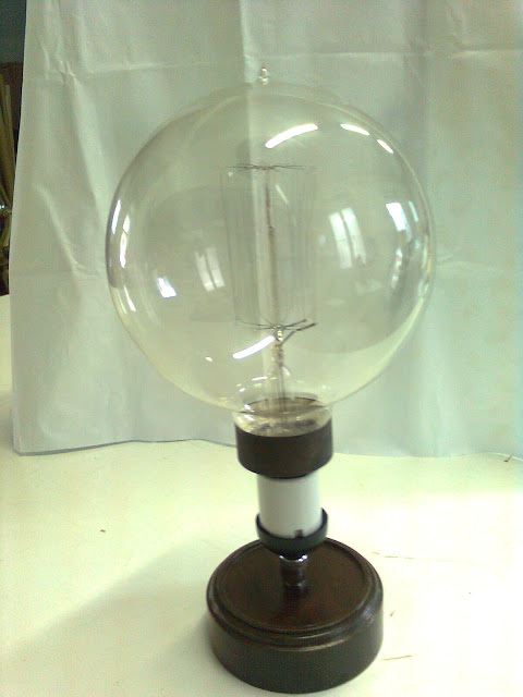 Lampadina a filamento incandescente con attacco Edison a 110V da 30cm di diametro Inizio '900