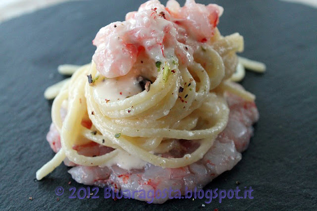 Spaghetti al beurre blanc di prosecco con tartare di gamberi rossi di Mazara pepe rosa granella di pistacchi