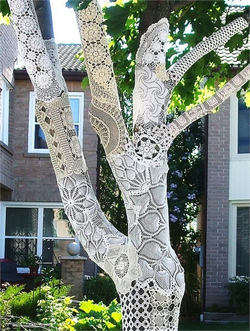 Creative Yarn Bombed Trees [5 pics]