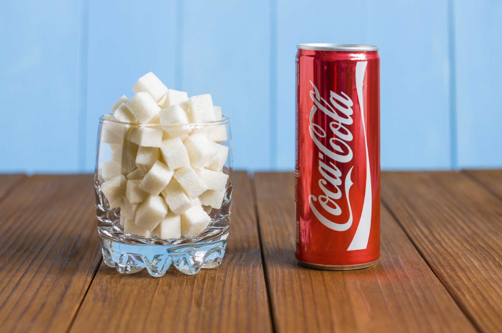 Сколько сахара в коле 1 литр. Кока кола сахар. Сколько сахара в 1 стакане Кока колы. Сахар в газированных напитках. Сахар в Коле.
