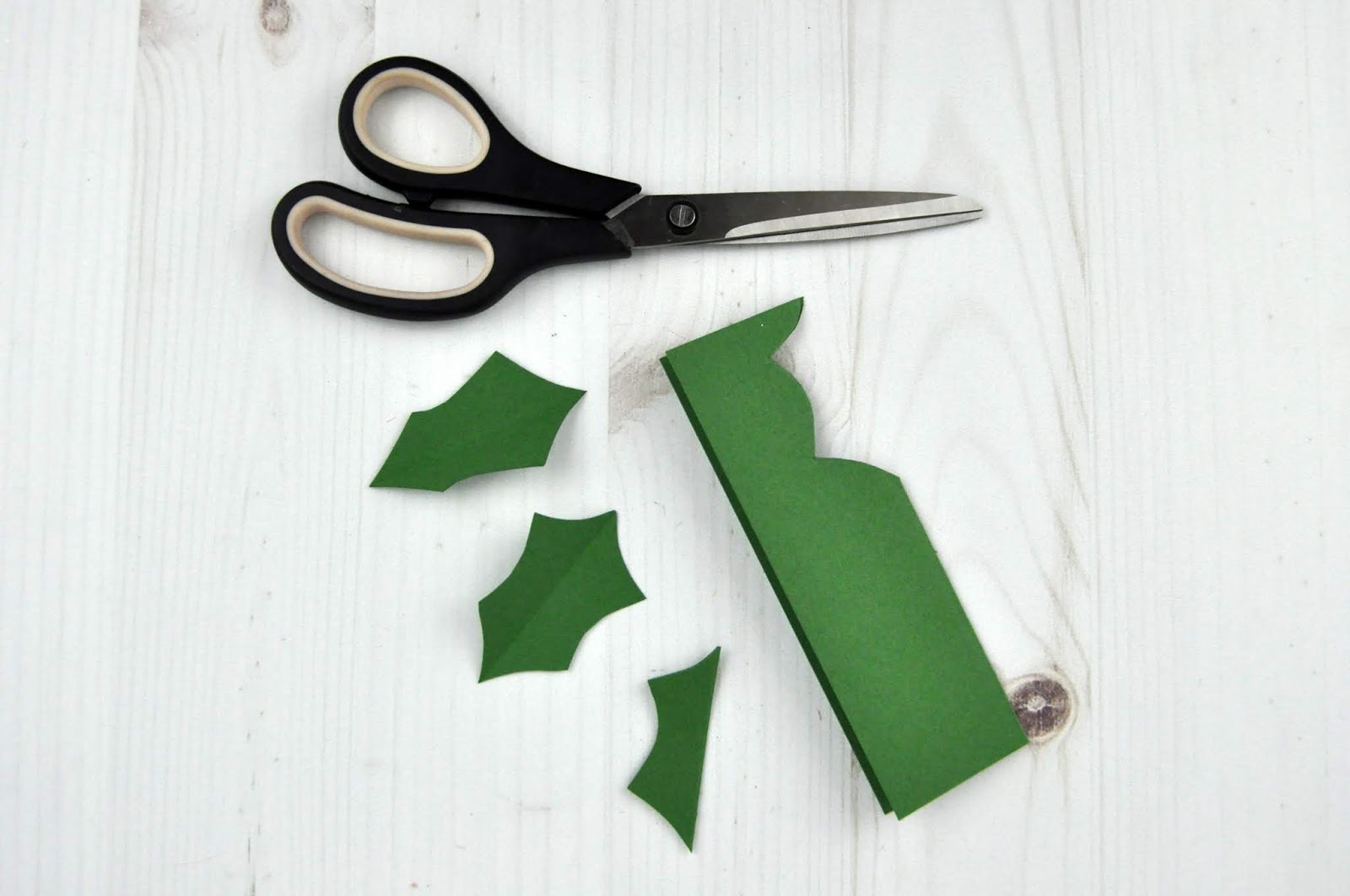 Christmas Gift Boxes with 3D Poinsettia Paper Flowers. Jen Gallacher uses boxes from JoAnn and die cut shapes from Silhouette to create this Christmas craft. #christmascraft #papercrafter #silhouette #jengallacher Christmas Gift Boxes with 3D Poinsettia Paper Flowers. Jen Gallacher uses boxes from JoAnn and die cut shapes from Silhouette to create this Christmas craft. #christmascraft #papercrafter #silhouette #jengallacher