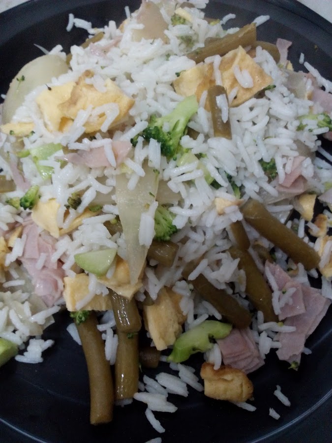Ensalada de arroz con verduras y tortilla francesa