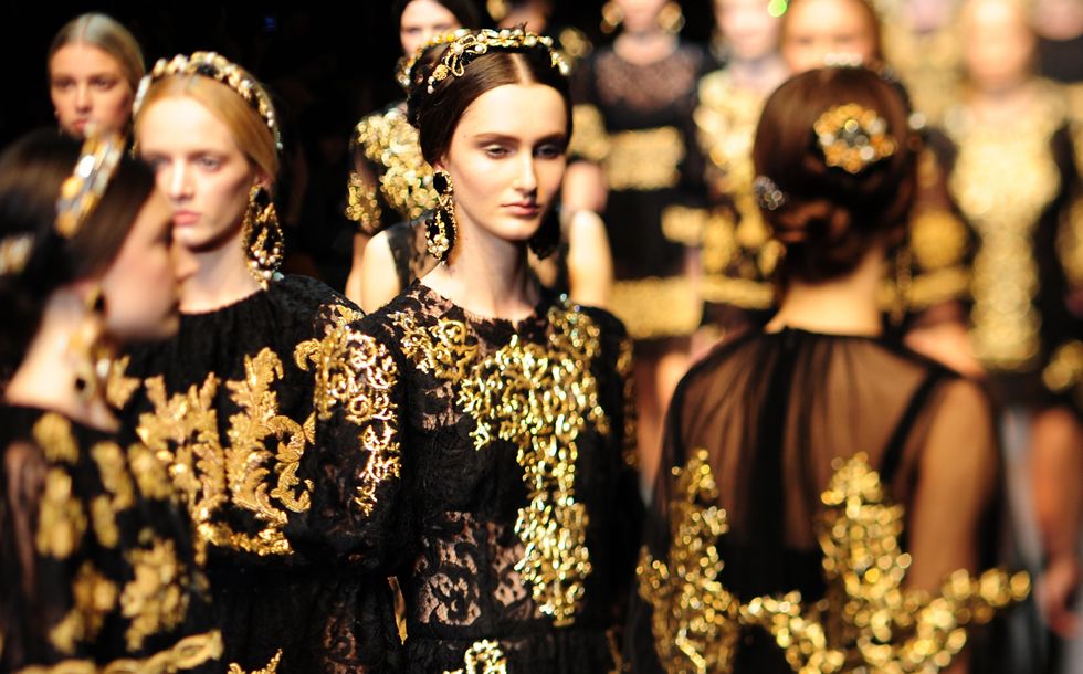 Gabbana история. Модный показ дольче габбана. Мода дольче габбана 2020. Gabbana история. Дипломат дольче габбана.