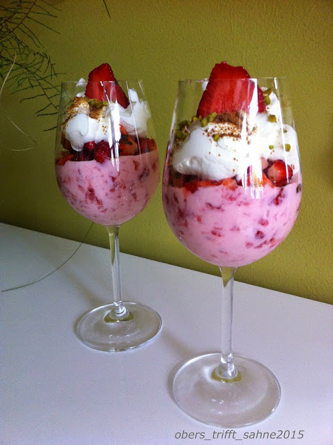 Erdbeeren mit Minze, Joghurt und Schlagsahne