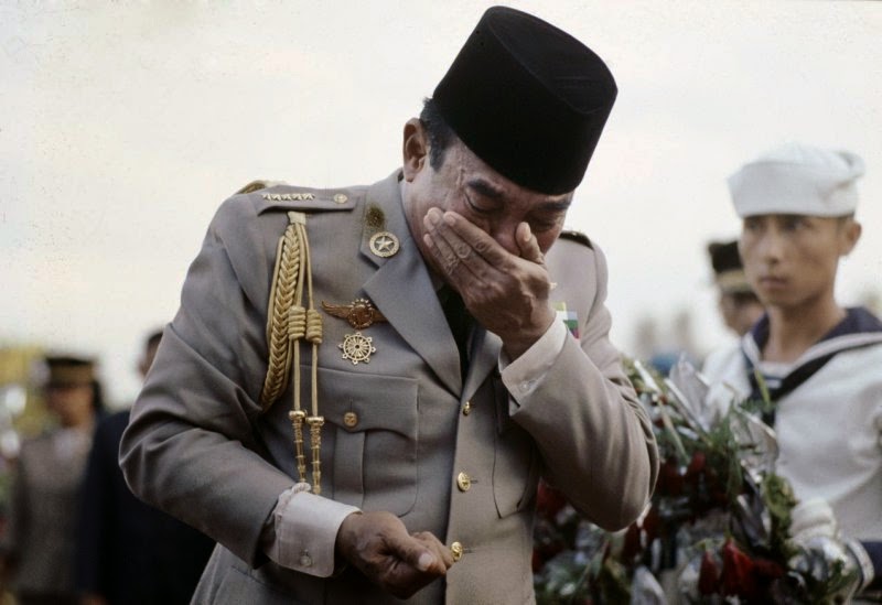 Indonesia Zaman Doeloe: Soekarno, mengunjungi makam para perwira korban