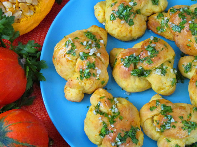 Тыквенные закусочные булочки "Узелки" (Pumpkin Garlic Knots)