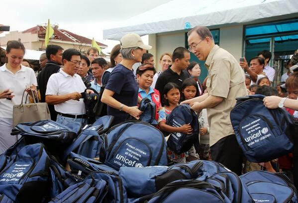 Ban Ki-moon distributes UNICEF bags to Tacloban children