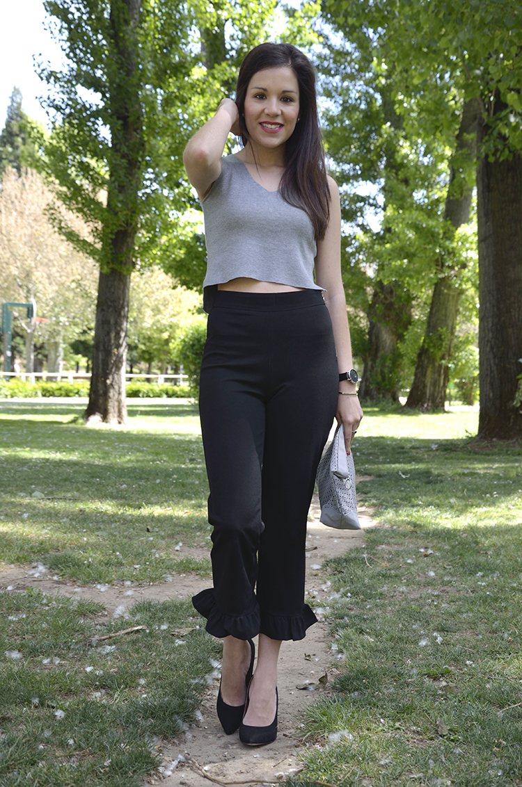 top-pantalón-volante-gris-negro-stilettos-look-outfit-trends-gallery-spring-black-pants